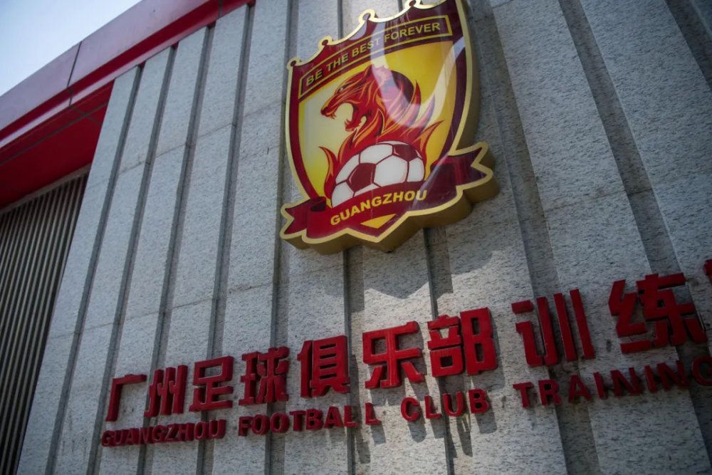足球报：海港队从11月开始物色新主帅，哈维尔没达到续约的条件据《足球报》报道，上海海港队从11月底开始物色新的主教练，哈维尔没达到和海港队续约的条件。